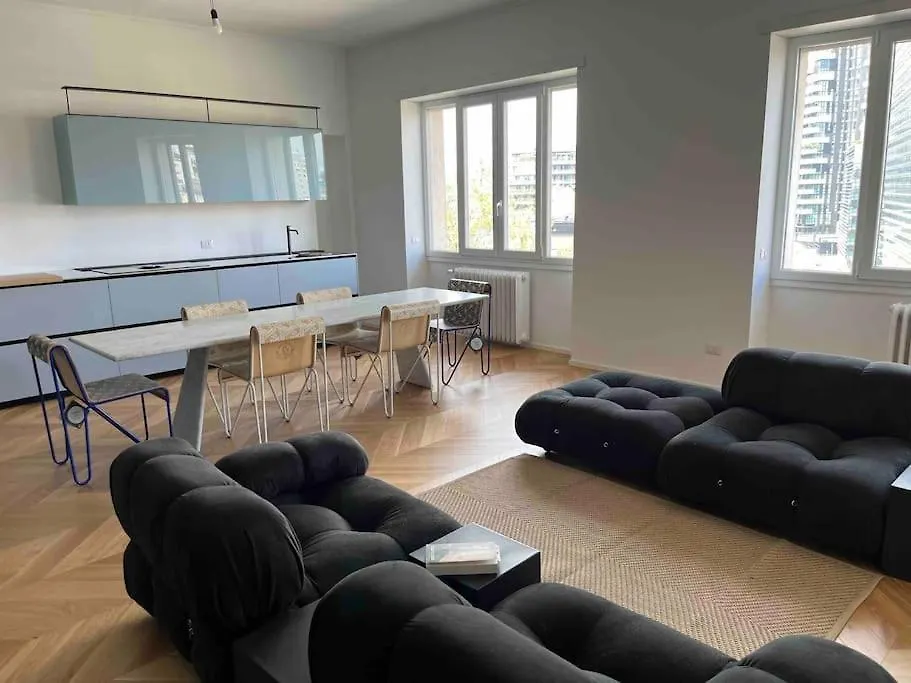 Skyline Three Rooms Apartment Milan Italy