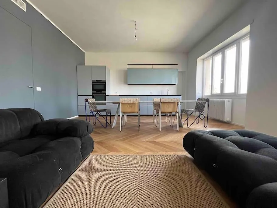 Skyline Three Rooms Apartment Milan