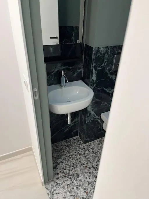 Skyline Three Rooms Apartment Milan