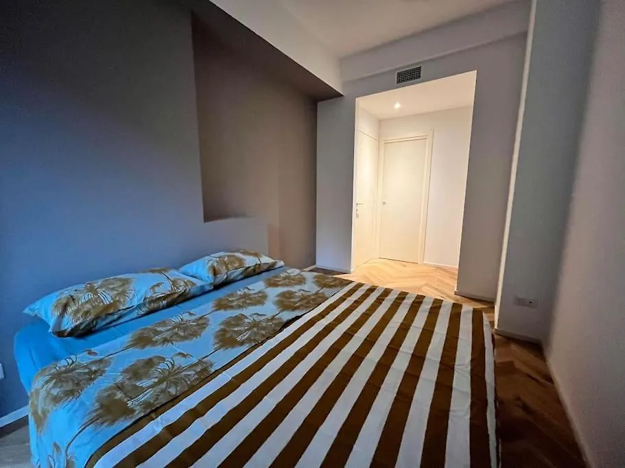 Skyline Three Rooms Apartment Milan